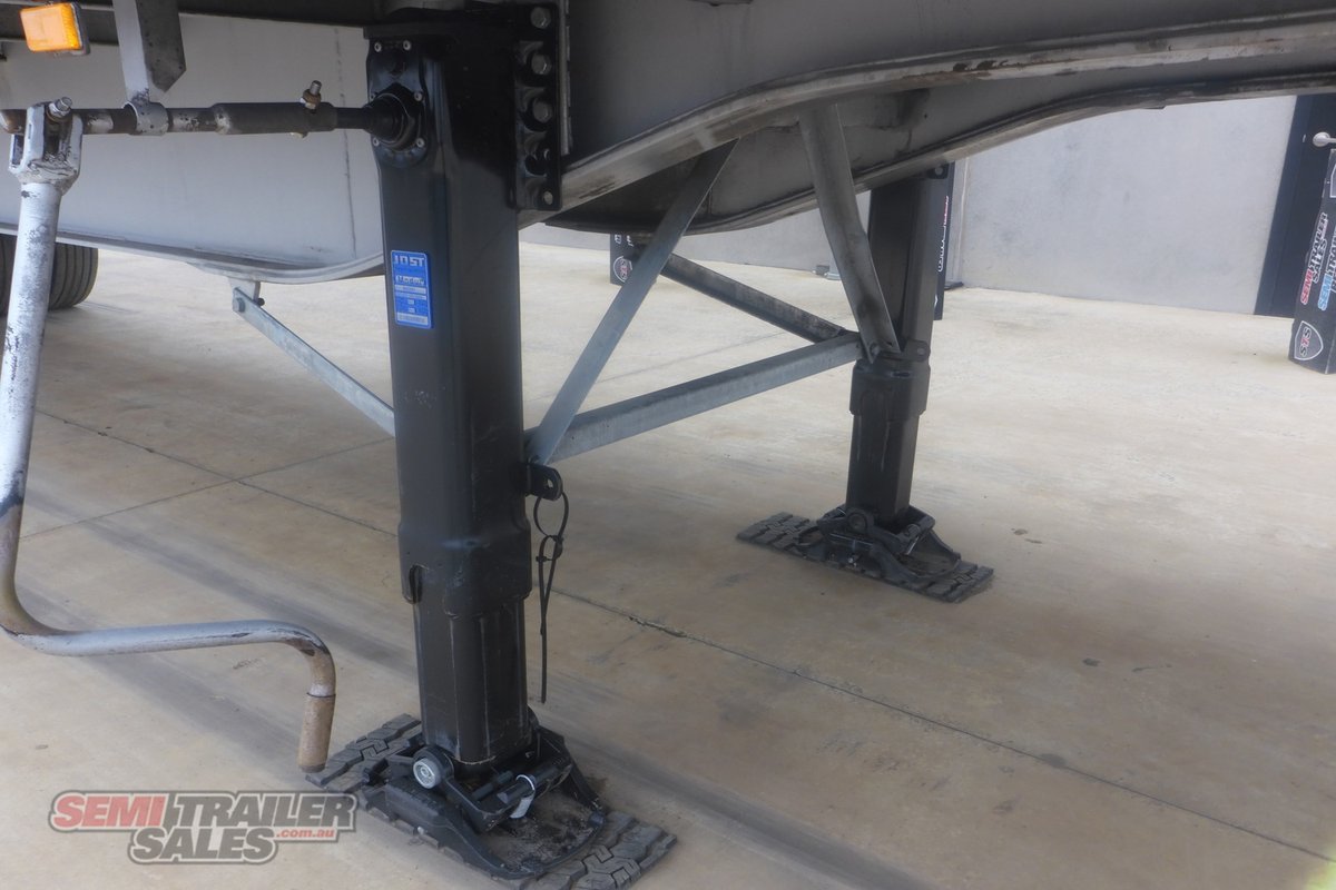 10/2006 VAWDREY 22 PALLET PANTECH WITH REAR TAILGATE