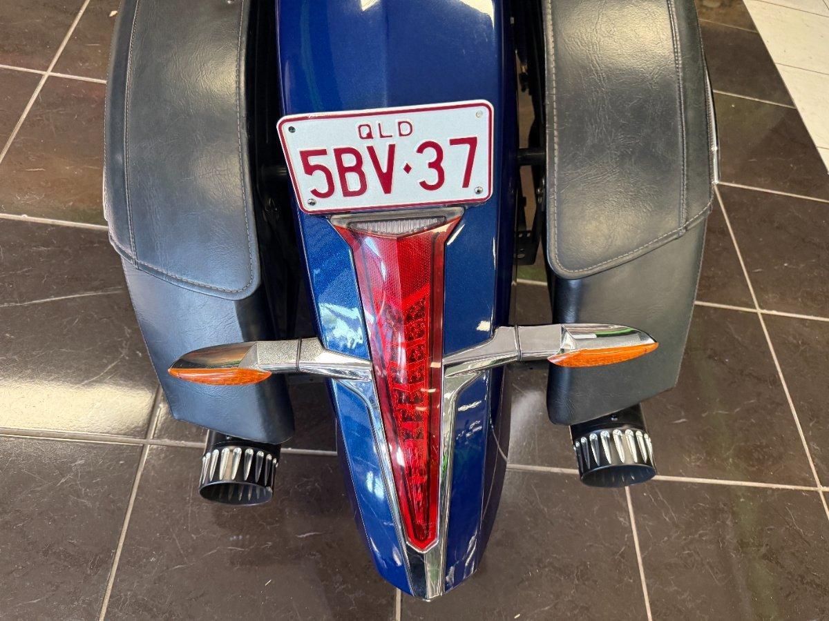 2011 VICTORY CROSS ROADS CRUISER