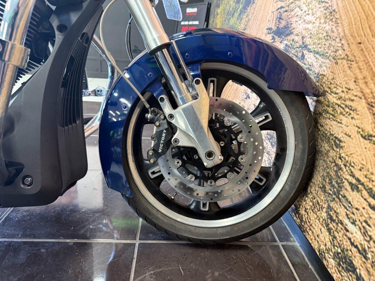 2011 VICTORY CROSS ROADS CRUISER