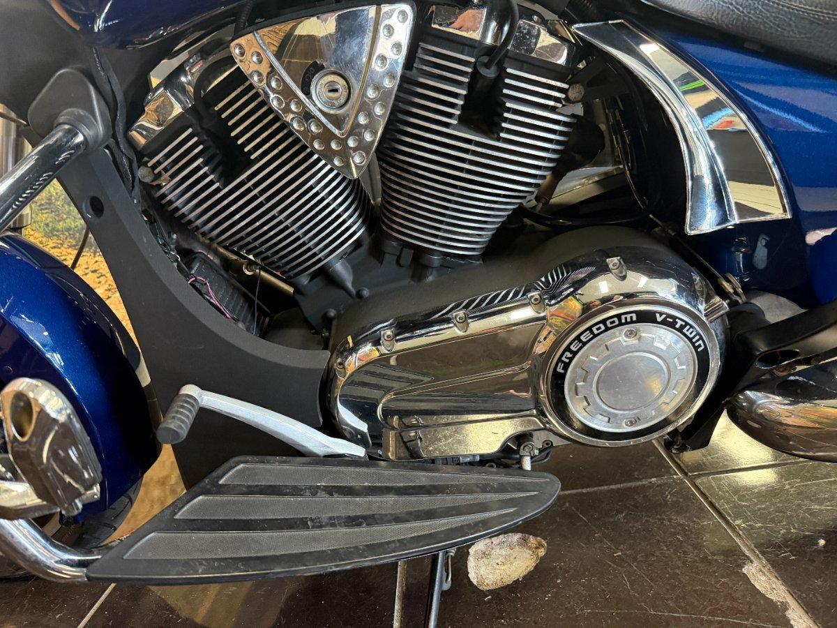 2011 VICTORY CROSS ROADS CRUISER