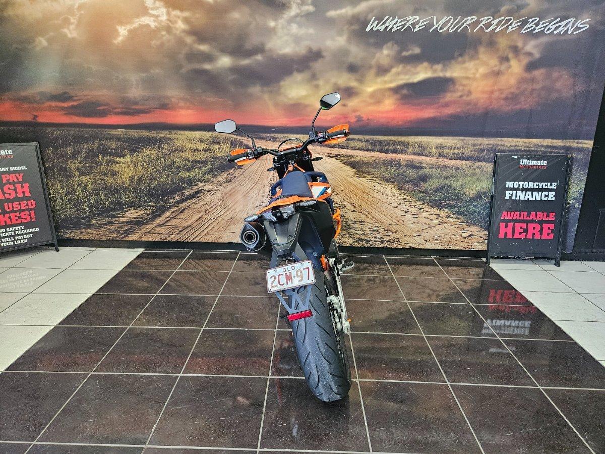2024 KTM 690 SMC R SUPERMOTARD