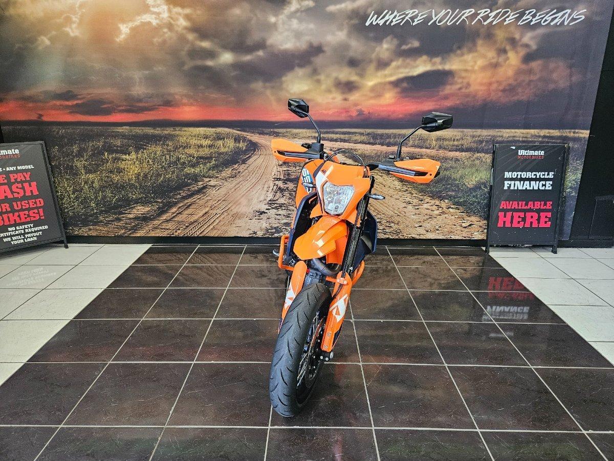 2024 KTM 690 SMC R SUPERMOTARD