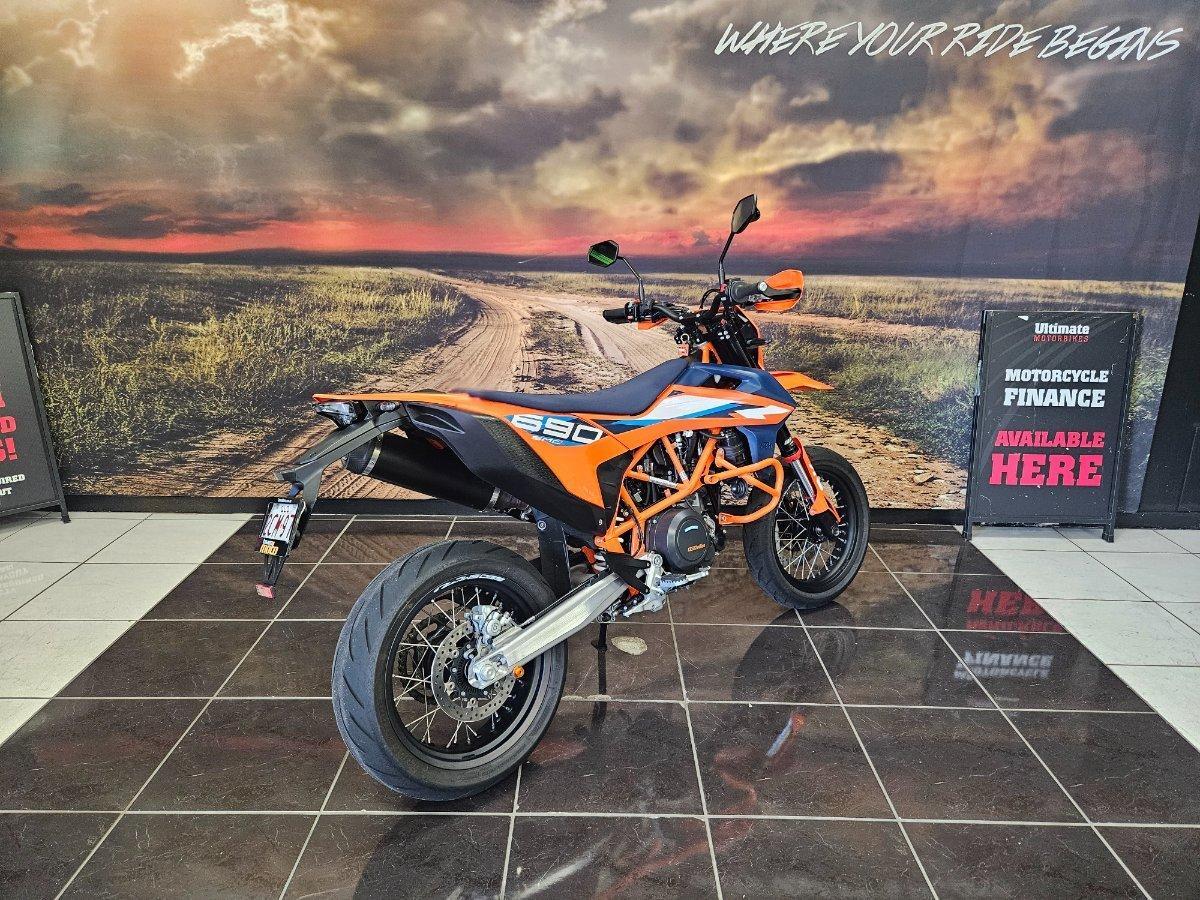 2024 KTM 690 SMC R SUPERMOTARD