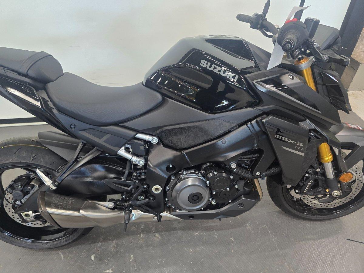 2026 SUZUKI GSX-S1000 ROAD
