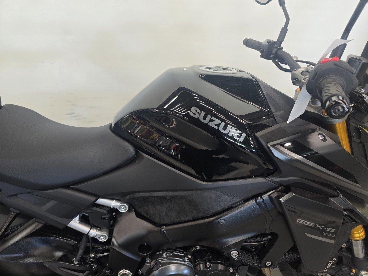 2026 SUZUKI GSX-S1000 ROAD