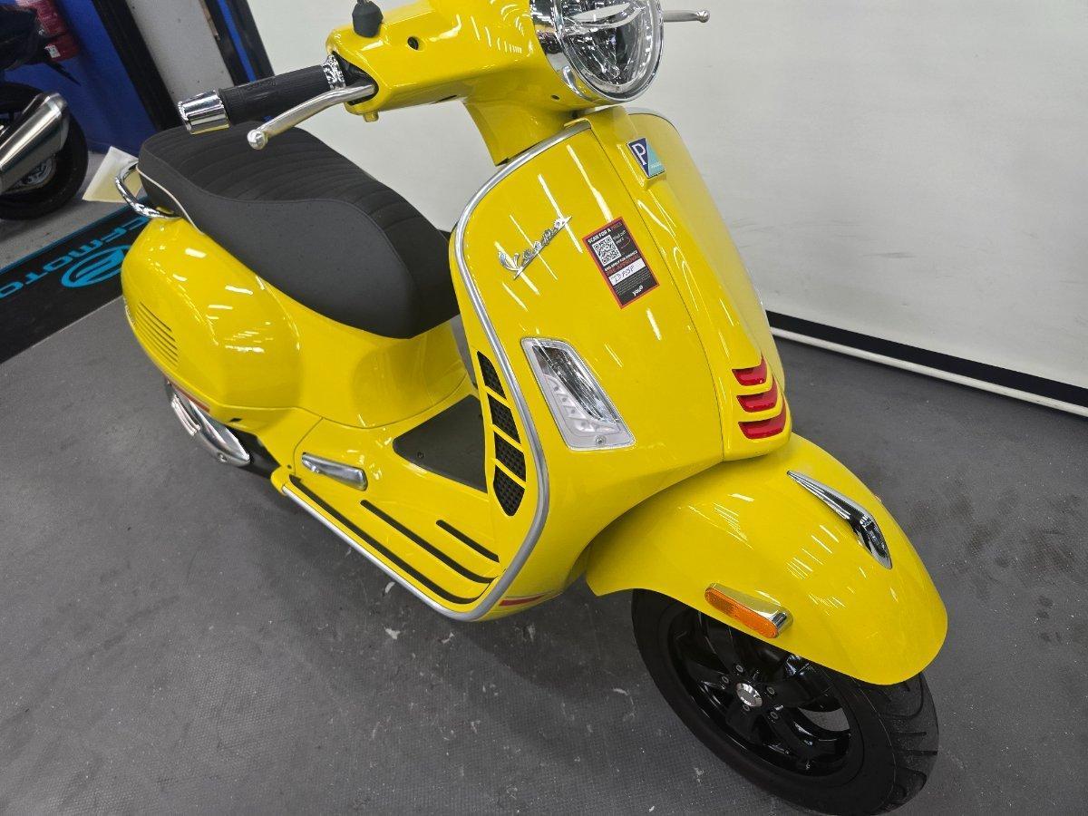 2022 VESPA GTS 300 SUPER SPORT SCOOTER