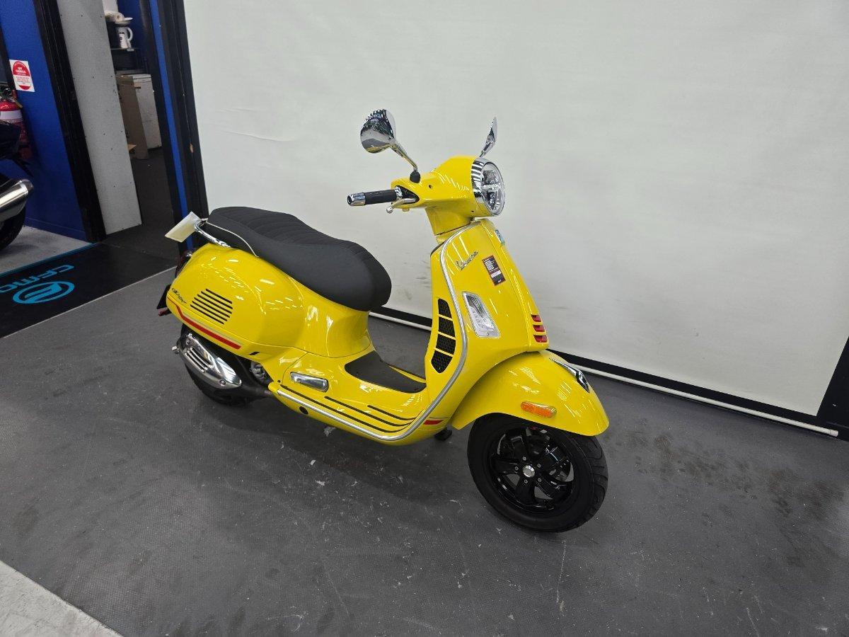 2022 VESPA GTS 300 SUPER SPORT SCOOTER