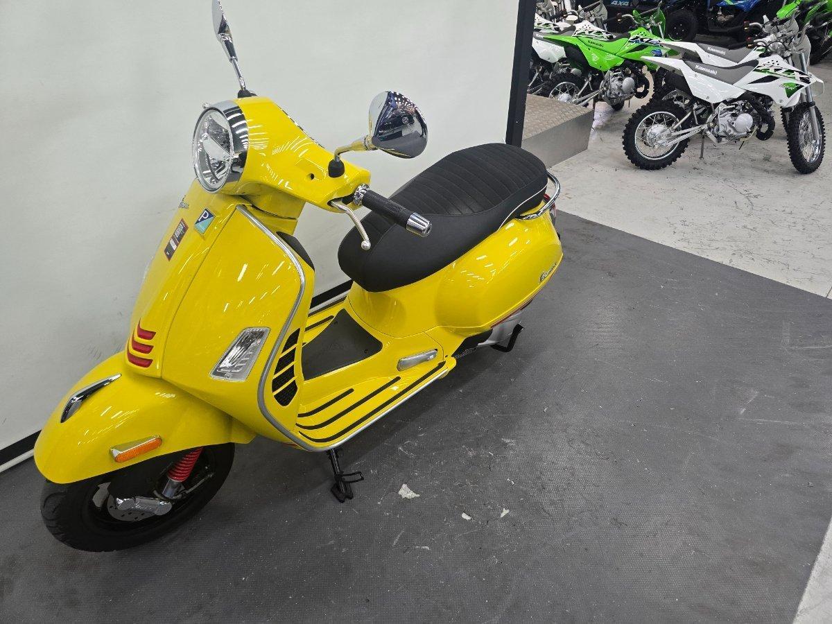 2022 VESPA GTS 300 SUPER SPORT SCOOTER