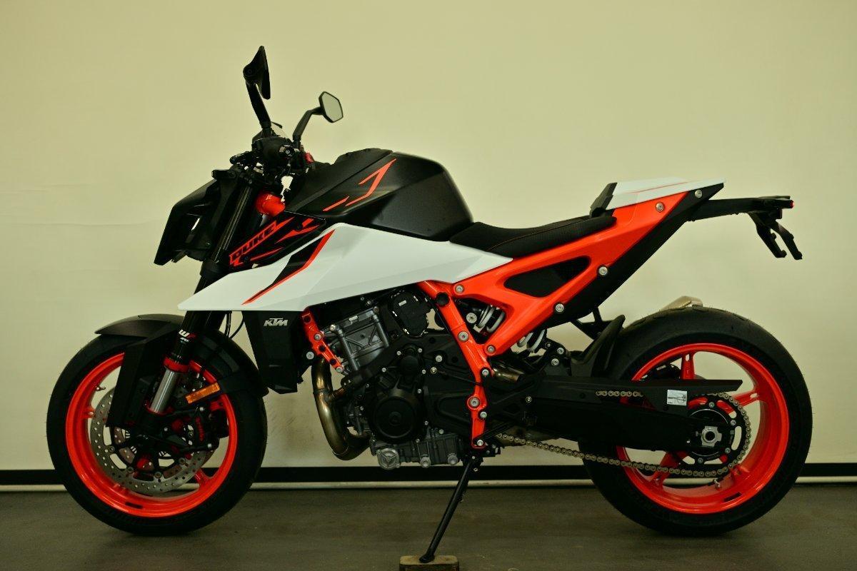 2026 KTM 990 DUKE R ROAD