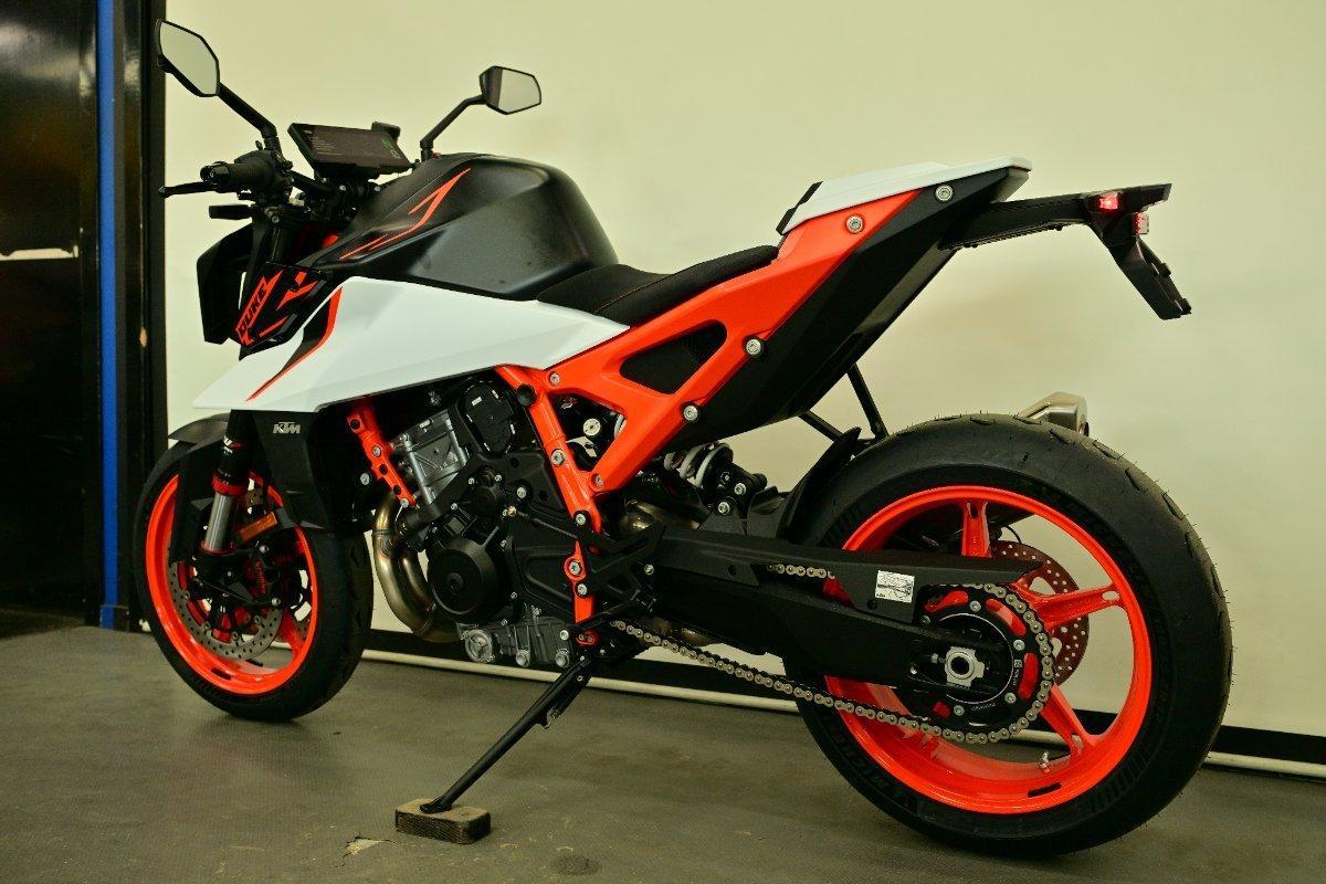 2026 KTM 990 DUKE R ROAD