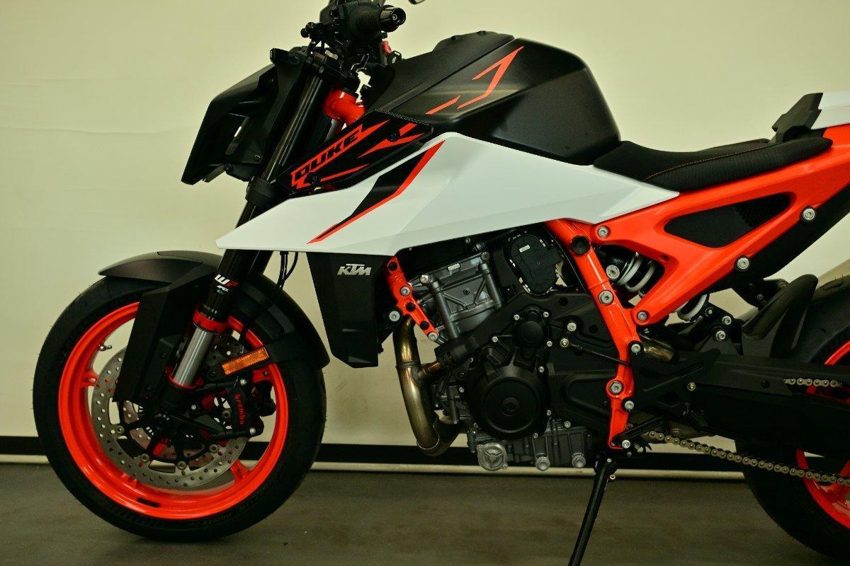 2026 KTM 990 DUKE R ROAD