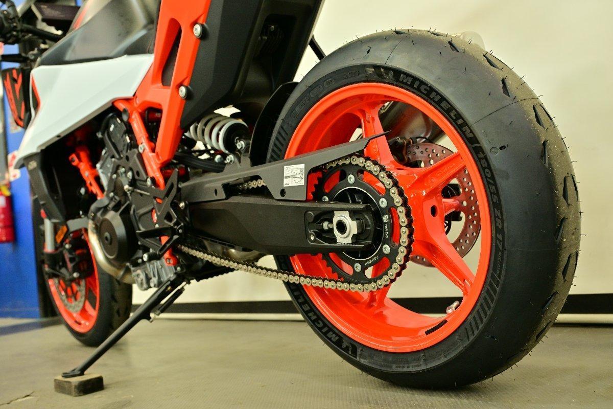 2026 KTM 990 DUKE R ROAD