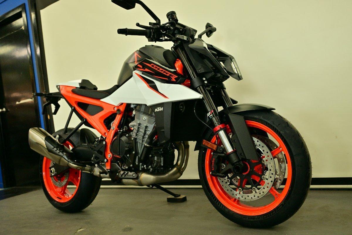 2026 KTM 990 DUKE R ROAD