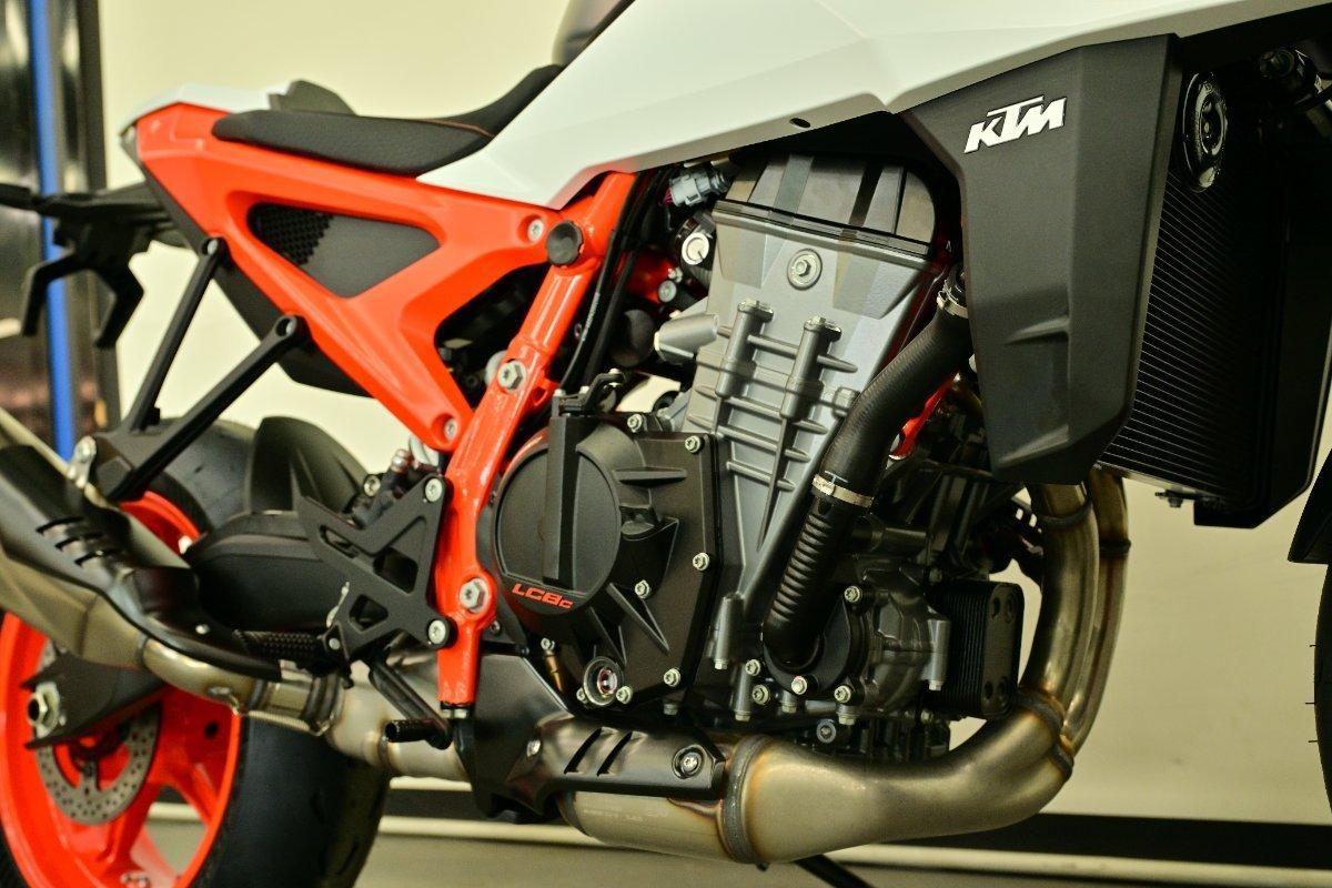 2026 KTM 990 DUKE R ROAD
