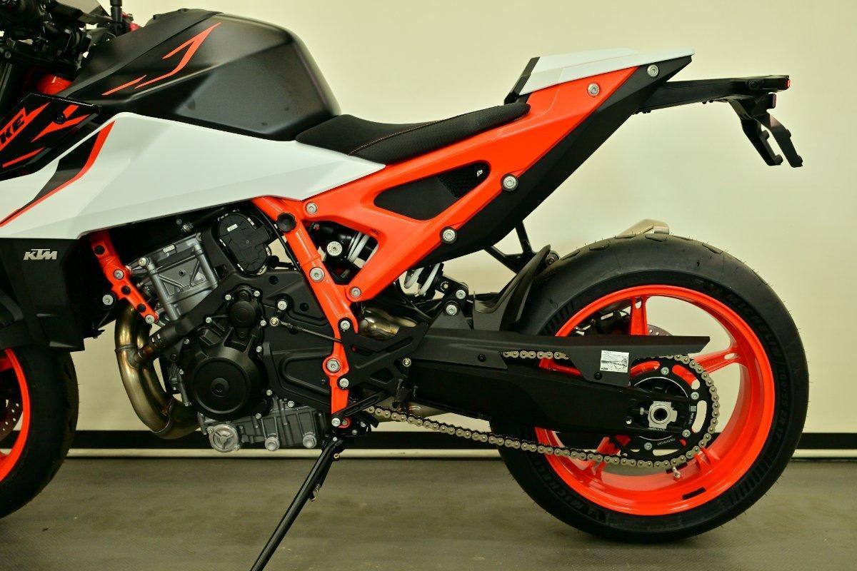 2026 KTM 990 DUKE R ROAD