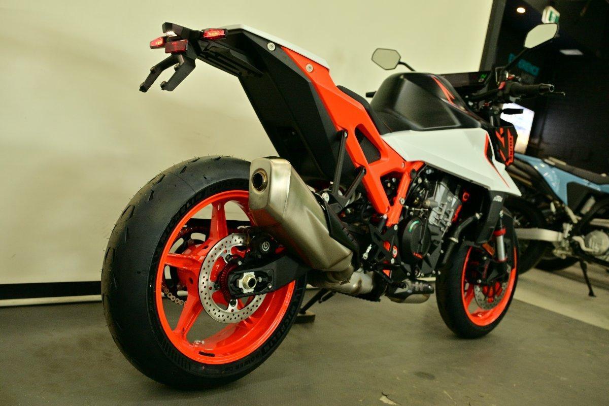 2026 KTM 990 DUKE R ROAD