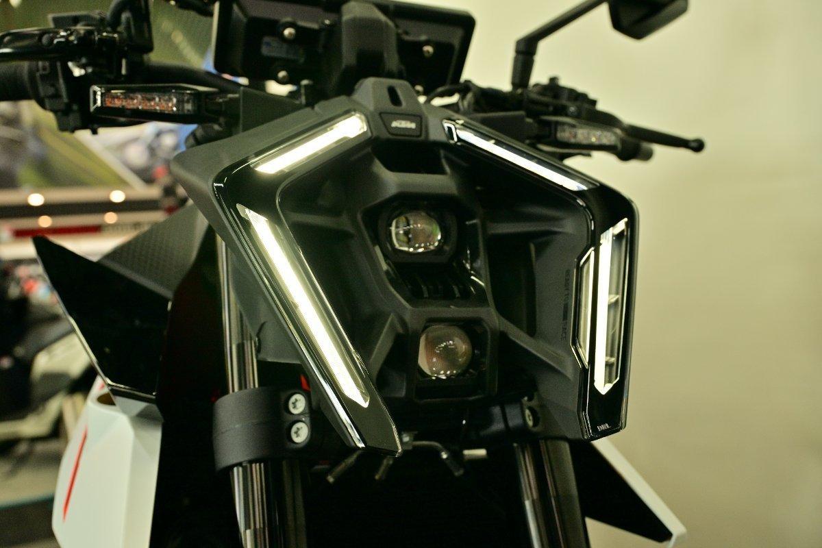 2026 KTM 990 DUKE R ROAD