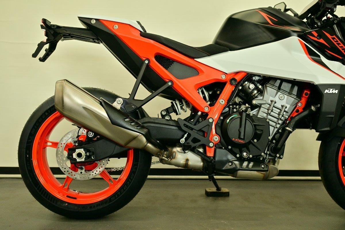 2026 KTM 990 DUKE R ROAD