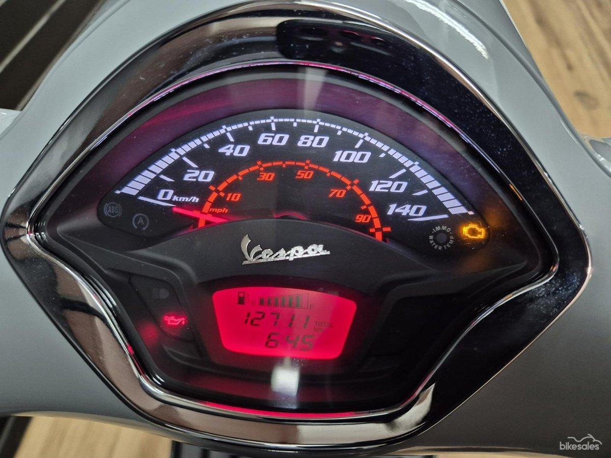 2022 VESPA GTS 300 SUPER SPORT SCOOTER