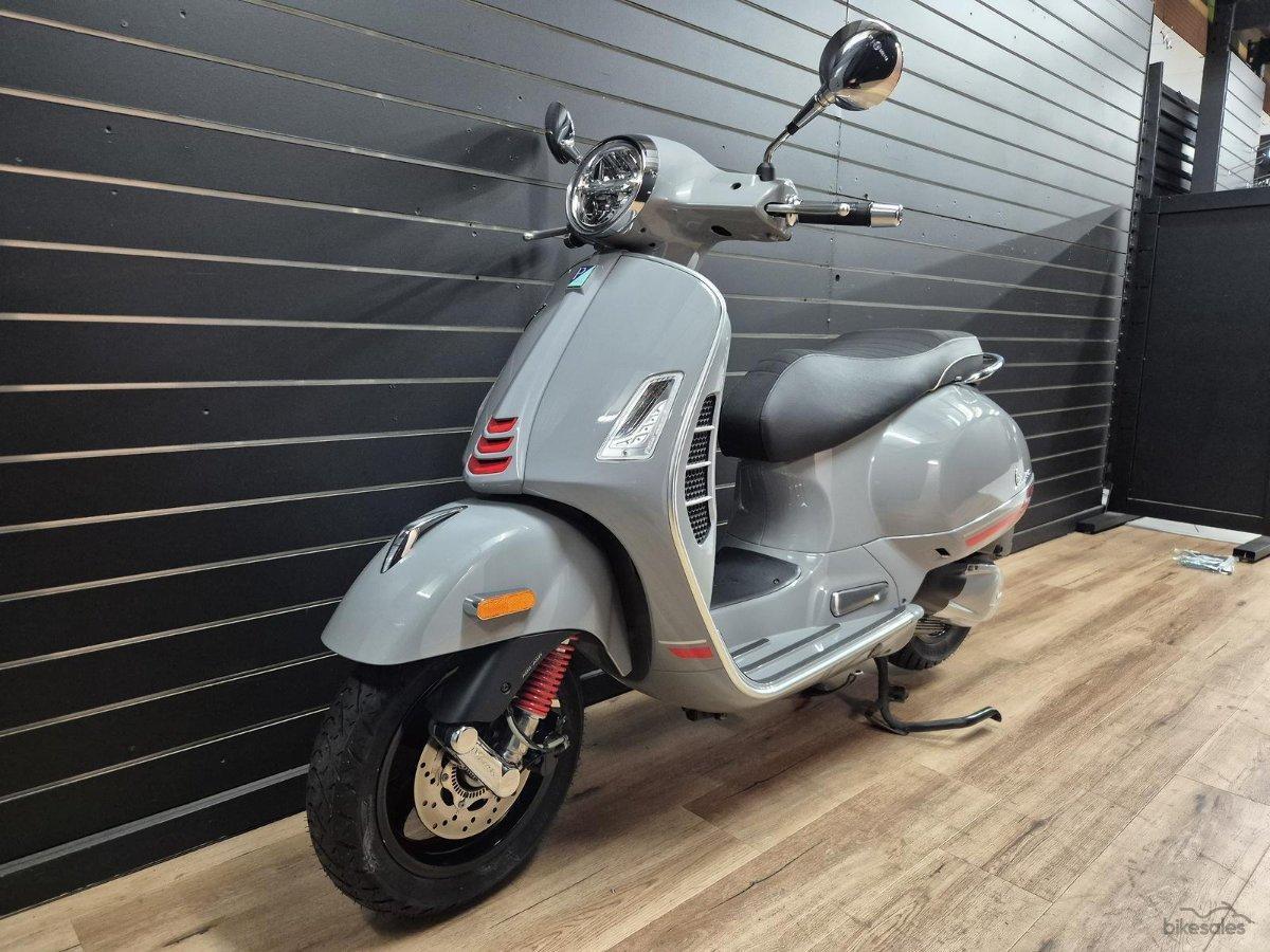 2022 VESPA GTS 300 SUPER SPORT SCOOTER