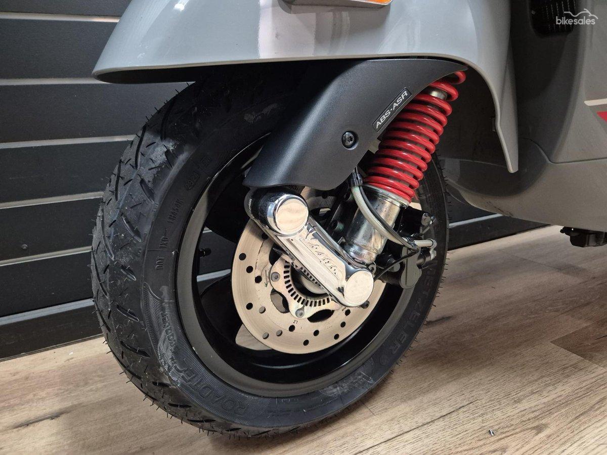 2022 VESPA GTS 300 SUPER SPORT SCOOTER