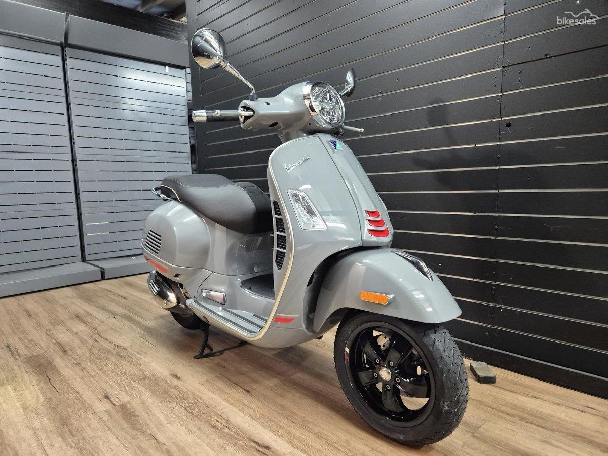2022 VESPA GTS 300 SUPER SPORT SCOOTER