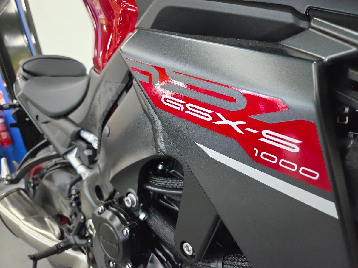 2026 SUZUKI GSX-S1000 ROAD