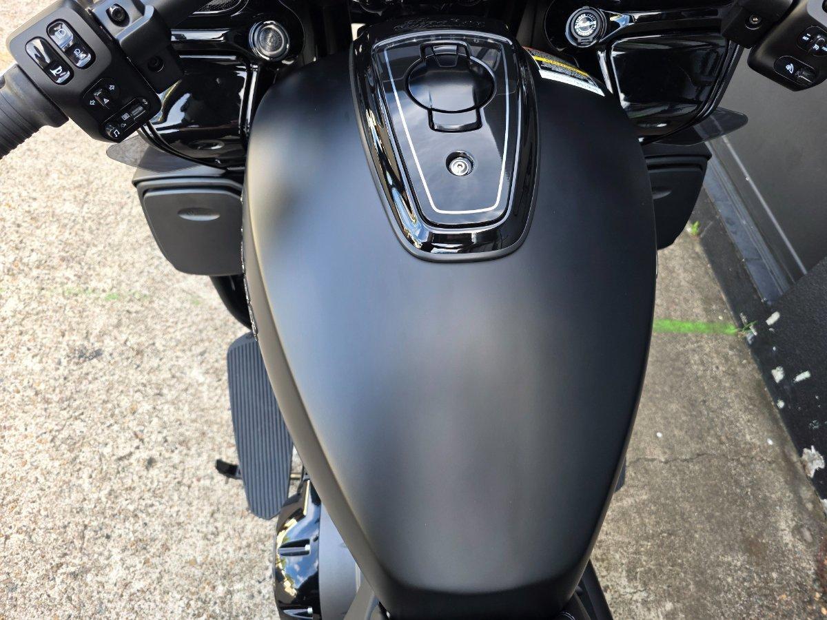 2025 INDIAN PURSUIT DARK HORSE ROAD