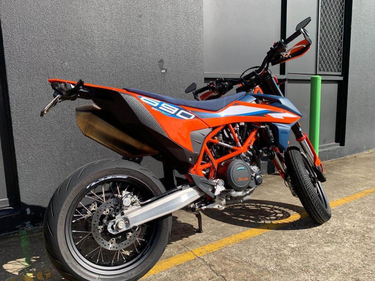 2024 KTM 690 SMC R SUPERMOTARD