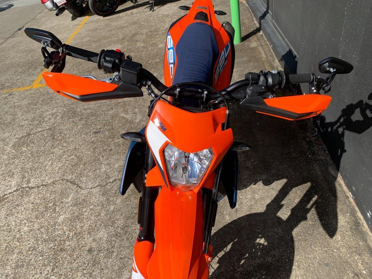 2024 KTM 690 SMC R SUPERMOTARD