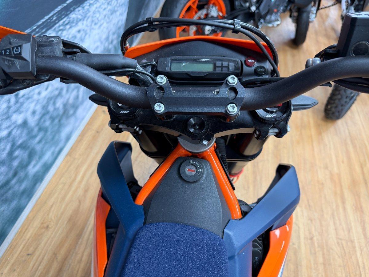2024 KTM 690 SMC R SUPERMOTARD