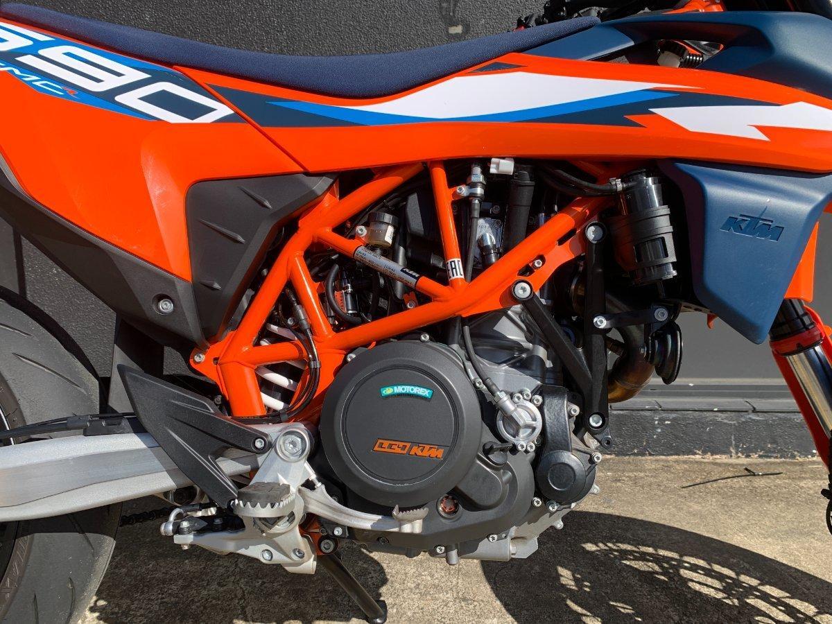 2024 KTM 690 SMC R SUPERMOTARD