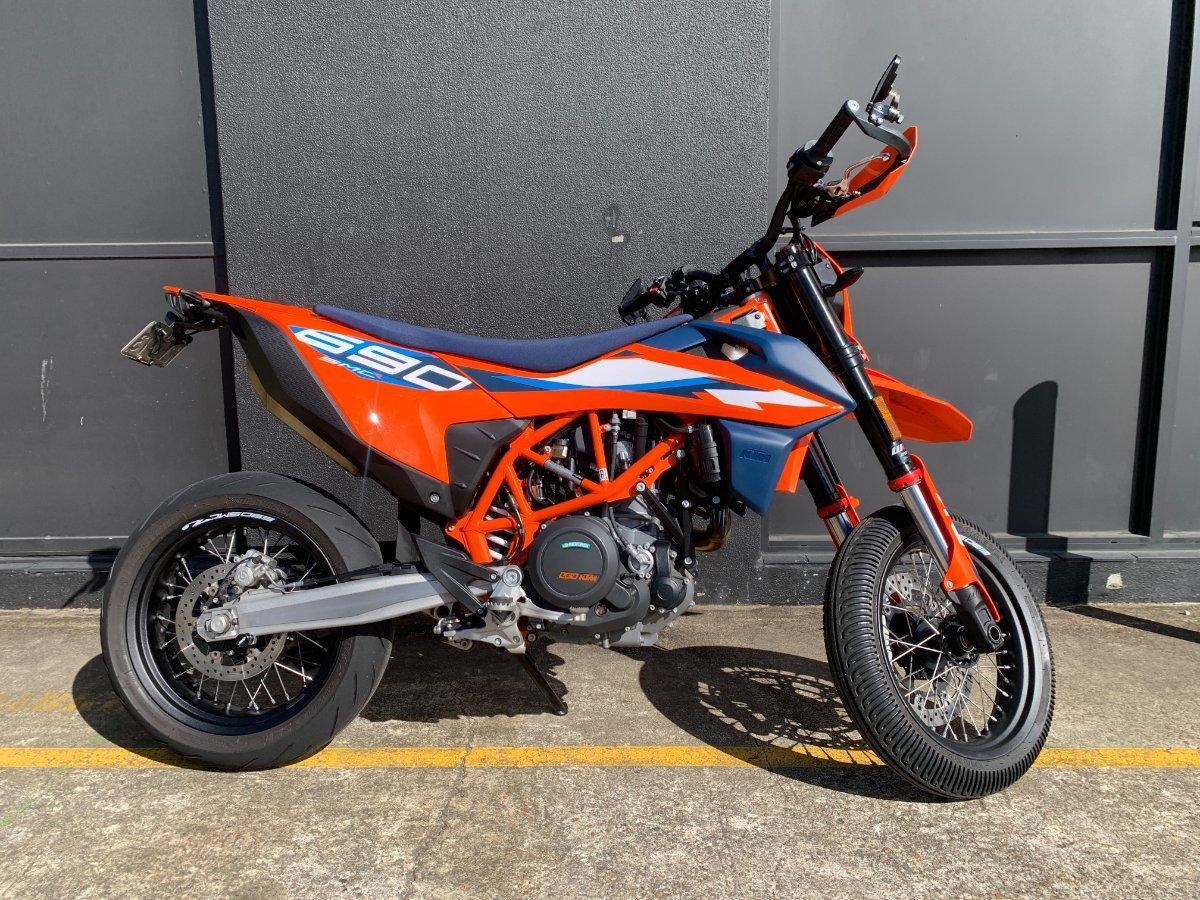 2024 KTM 690 SMC R SUPERMOTARD