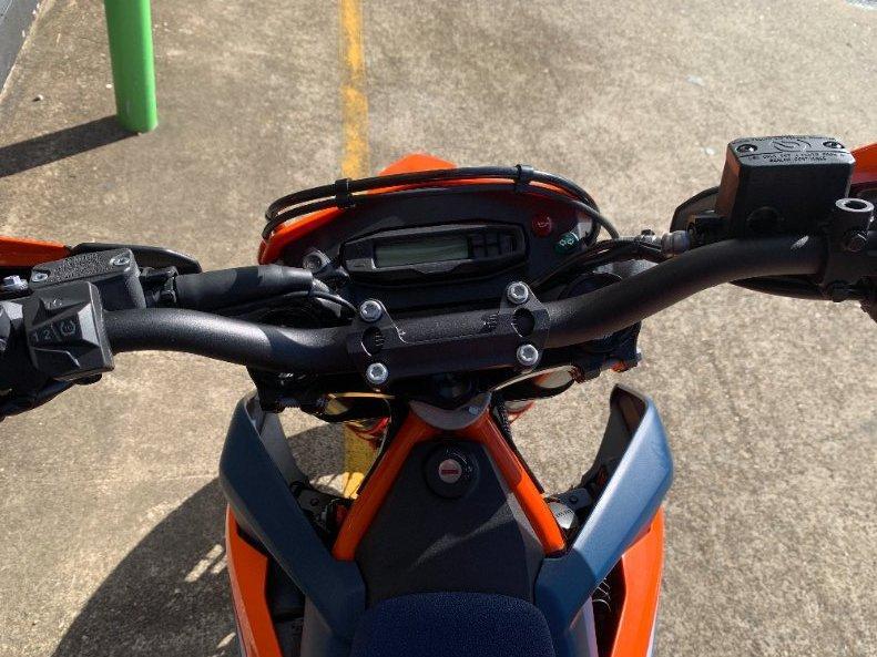 2024 KTM 690 SMC R SUPERMOTARD