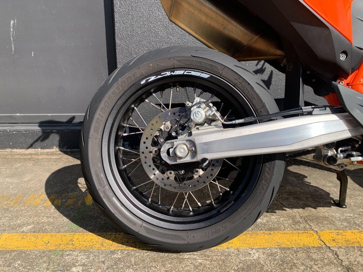 2024 KTM 690 SMC R SUPERMOTARD