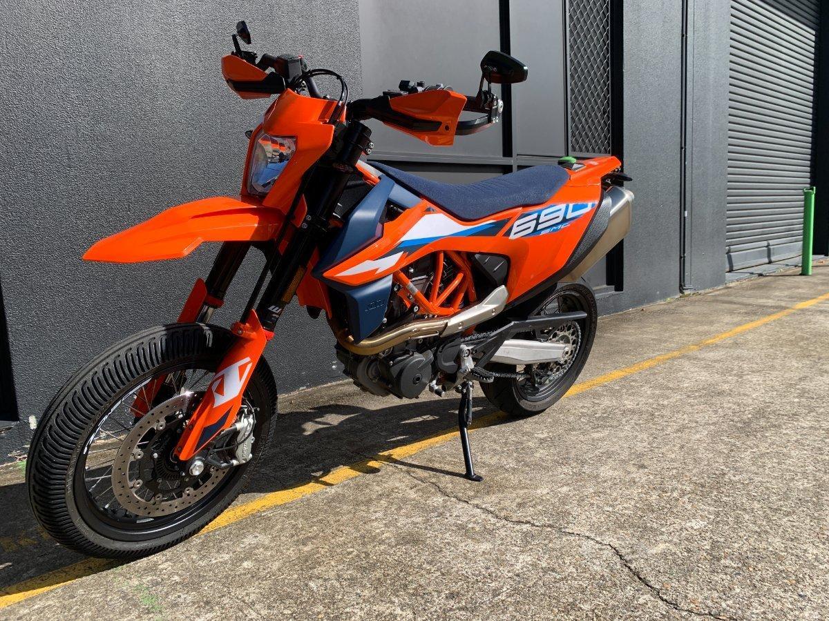 2024 KTM 690 SMC R SUPERMOTARD