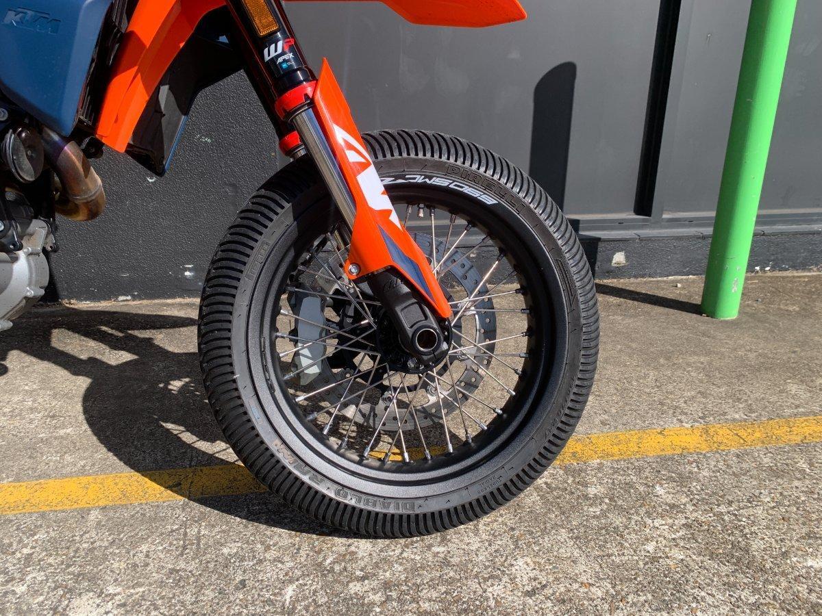 2024 KTM 690 SMC R SUPERMOTARD