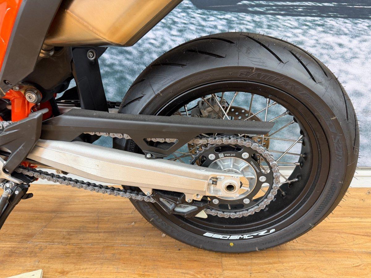 2024 KTM 690 SMC R SUPERMOTARD