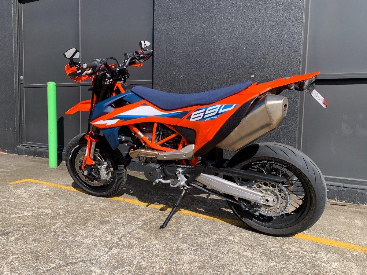 2024 KTM 690 SMC R SUPERMOTARD
