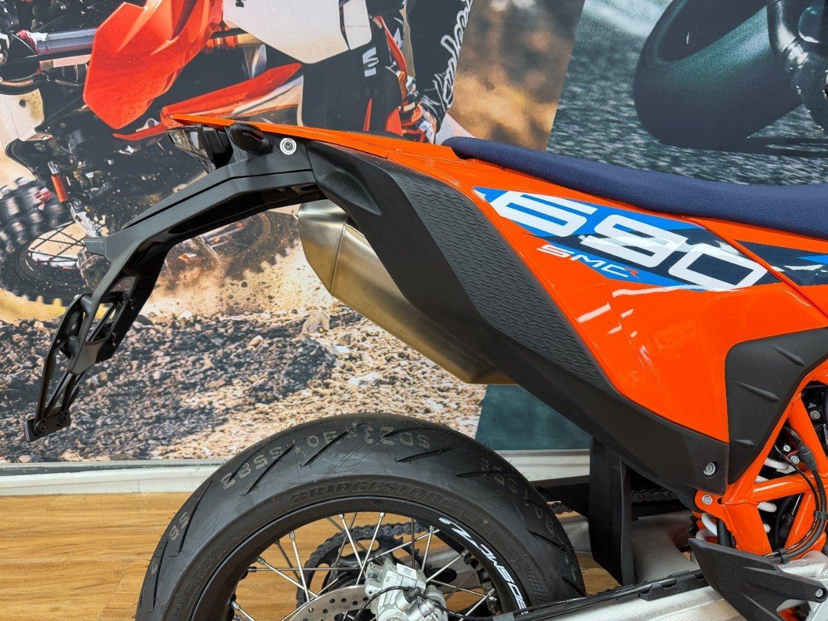 2024 KTM 690 SMC R SUPERMOTARD