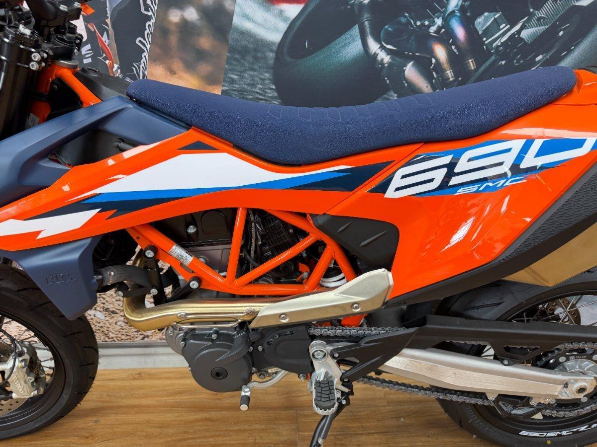 2024 KTM 690 SMC R SUPERMOTARD