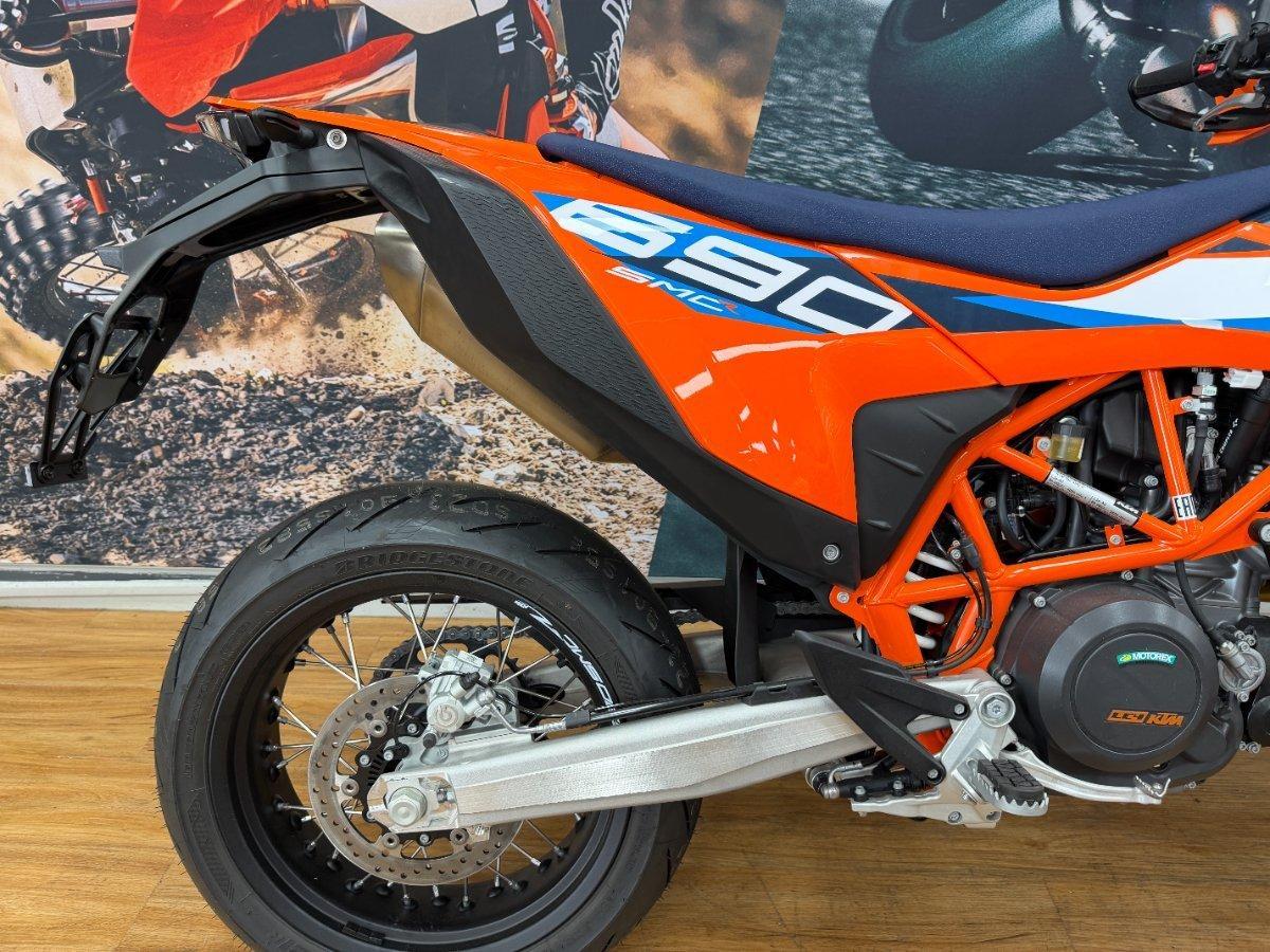 2024 KTM 690 SMC R SUPERMOTARD