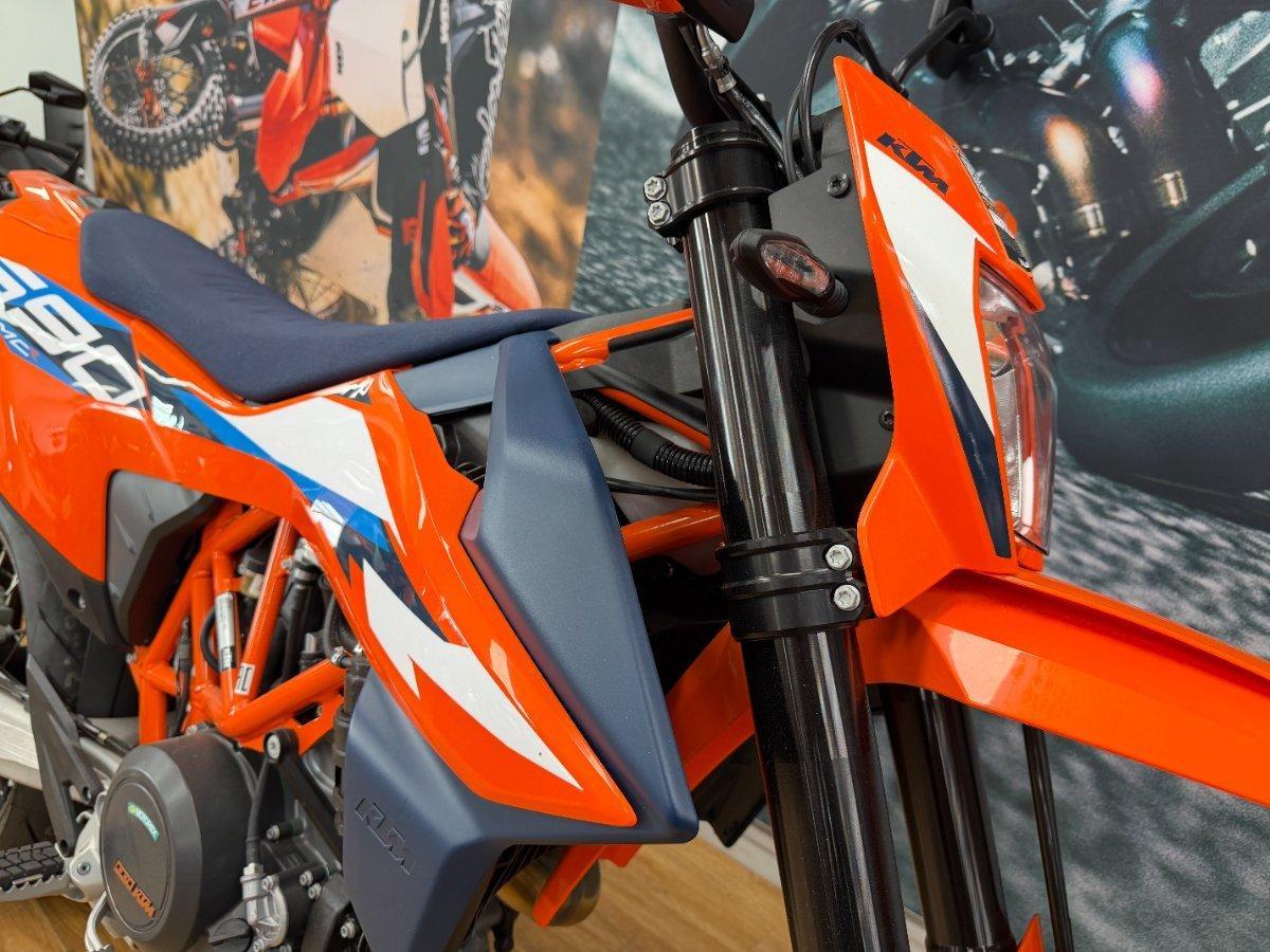 2024 KTM 690 SMC R SUPERMOTARD