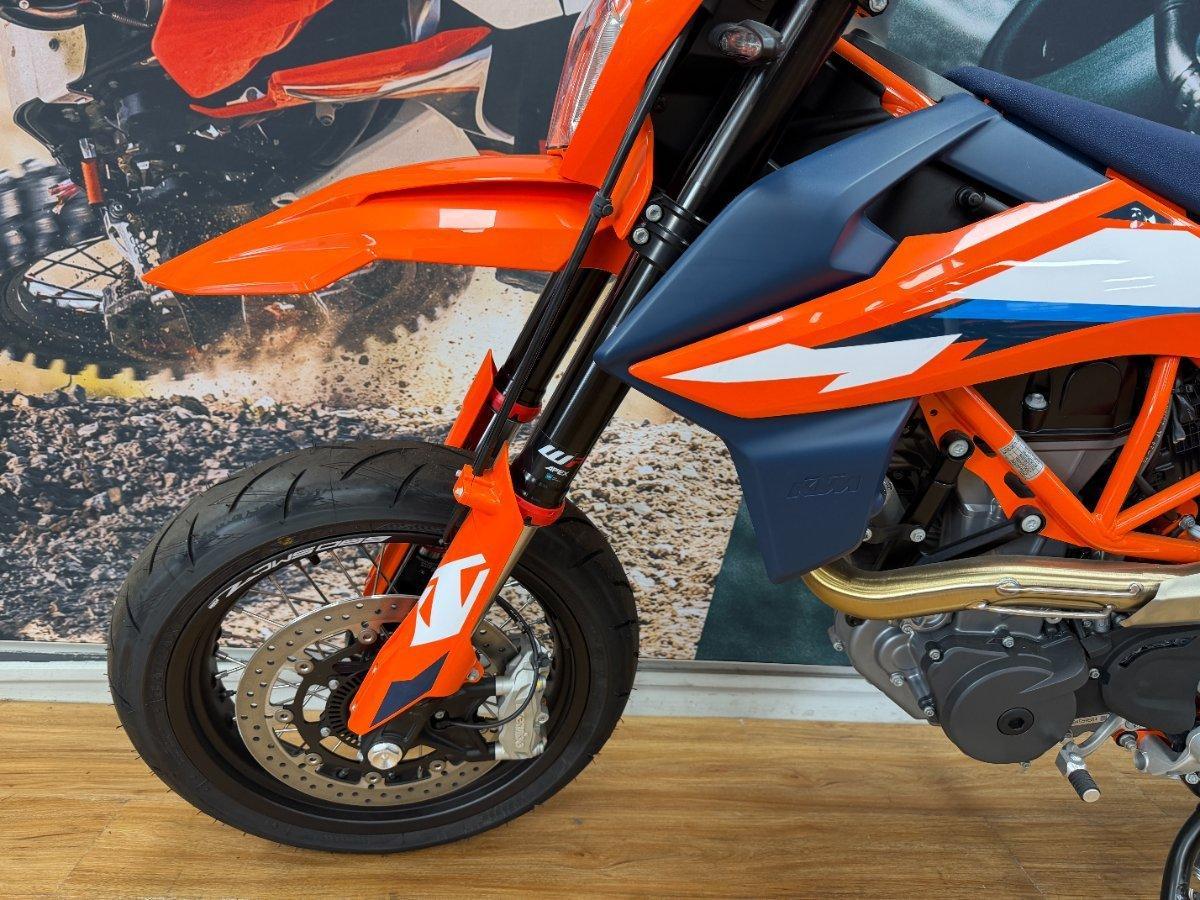 2024 KTM 690 SMC R SUPERMOTARD