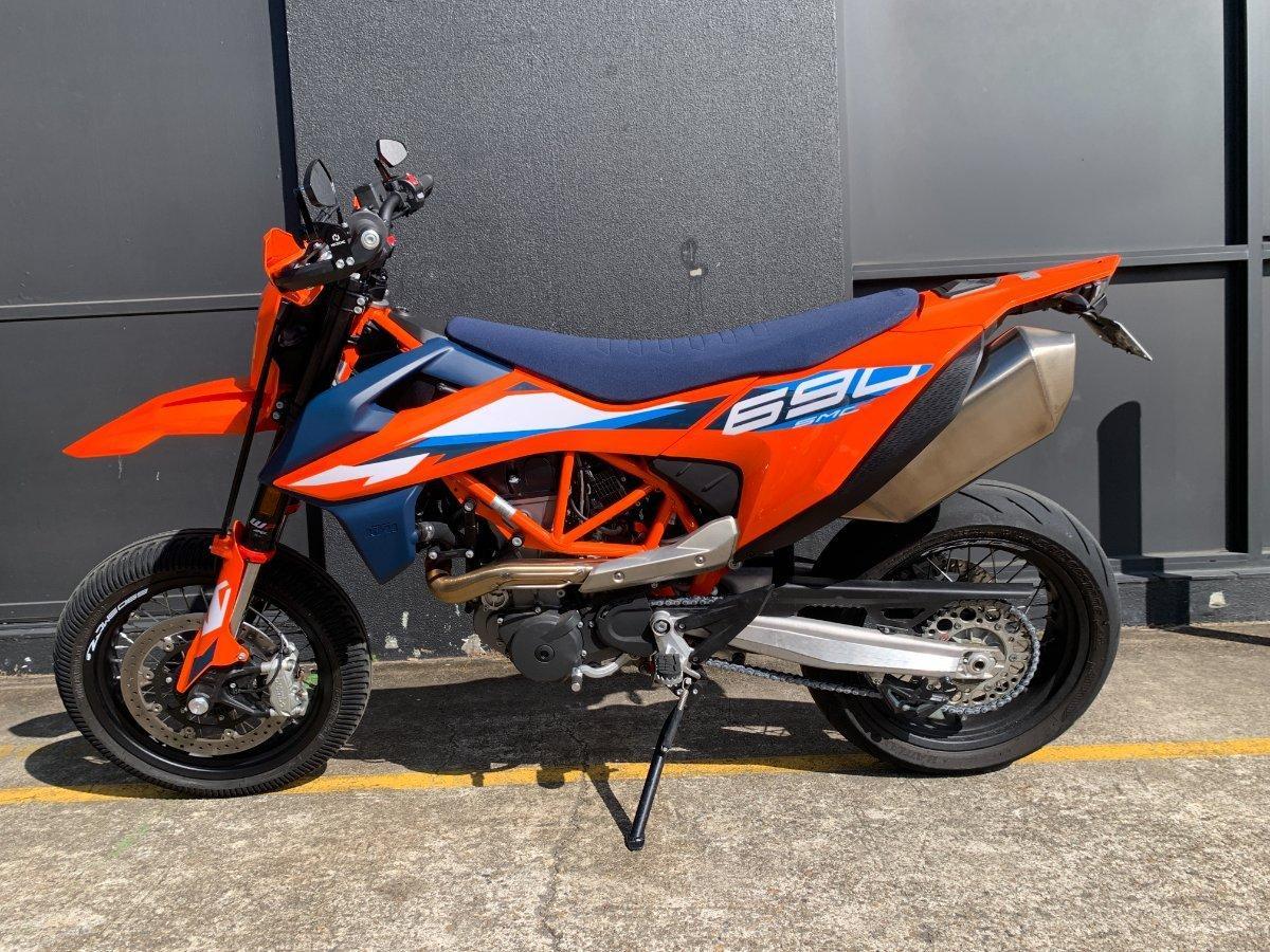 2024 KTM 690 SMC R SUPERMOTARD