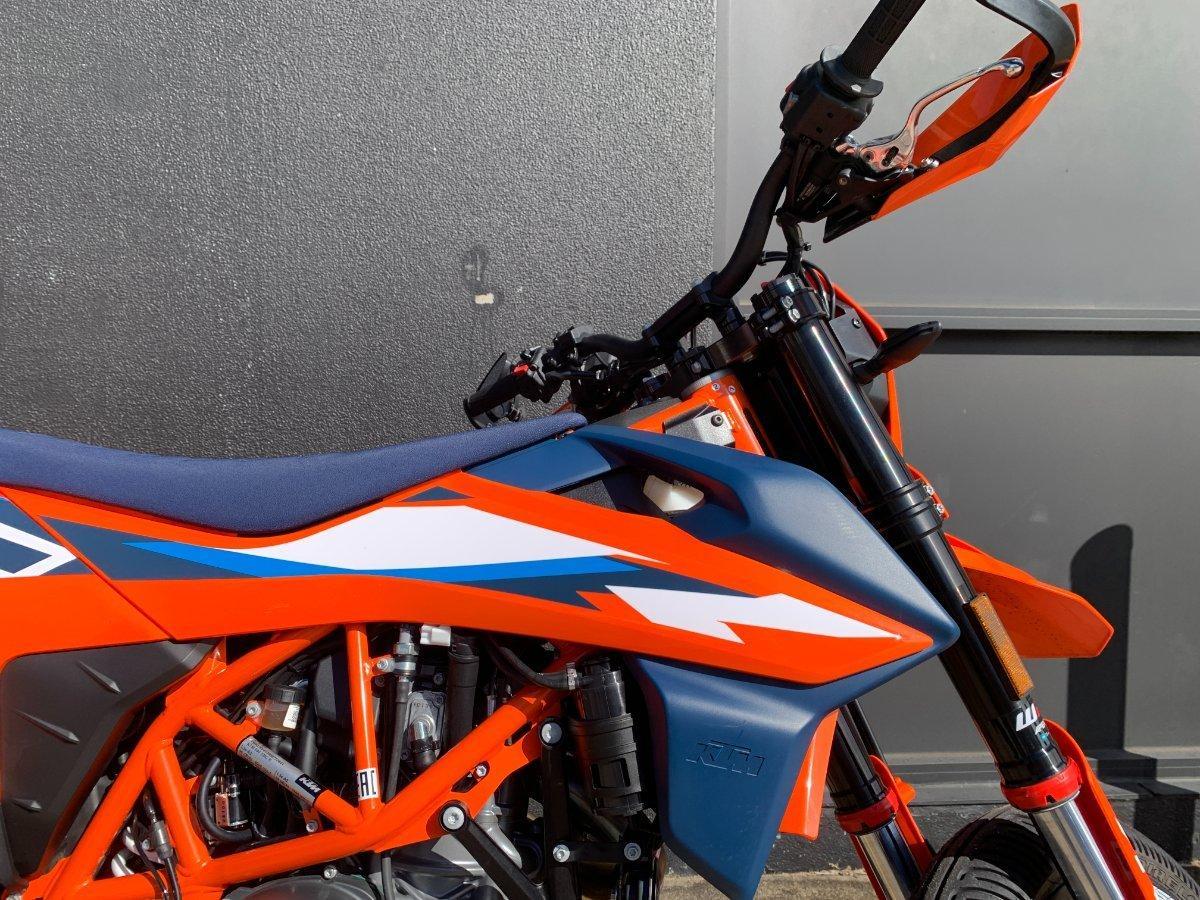 2024 KTM 690 SMC R SUPERMOTARD