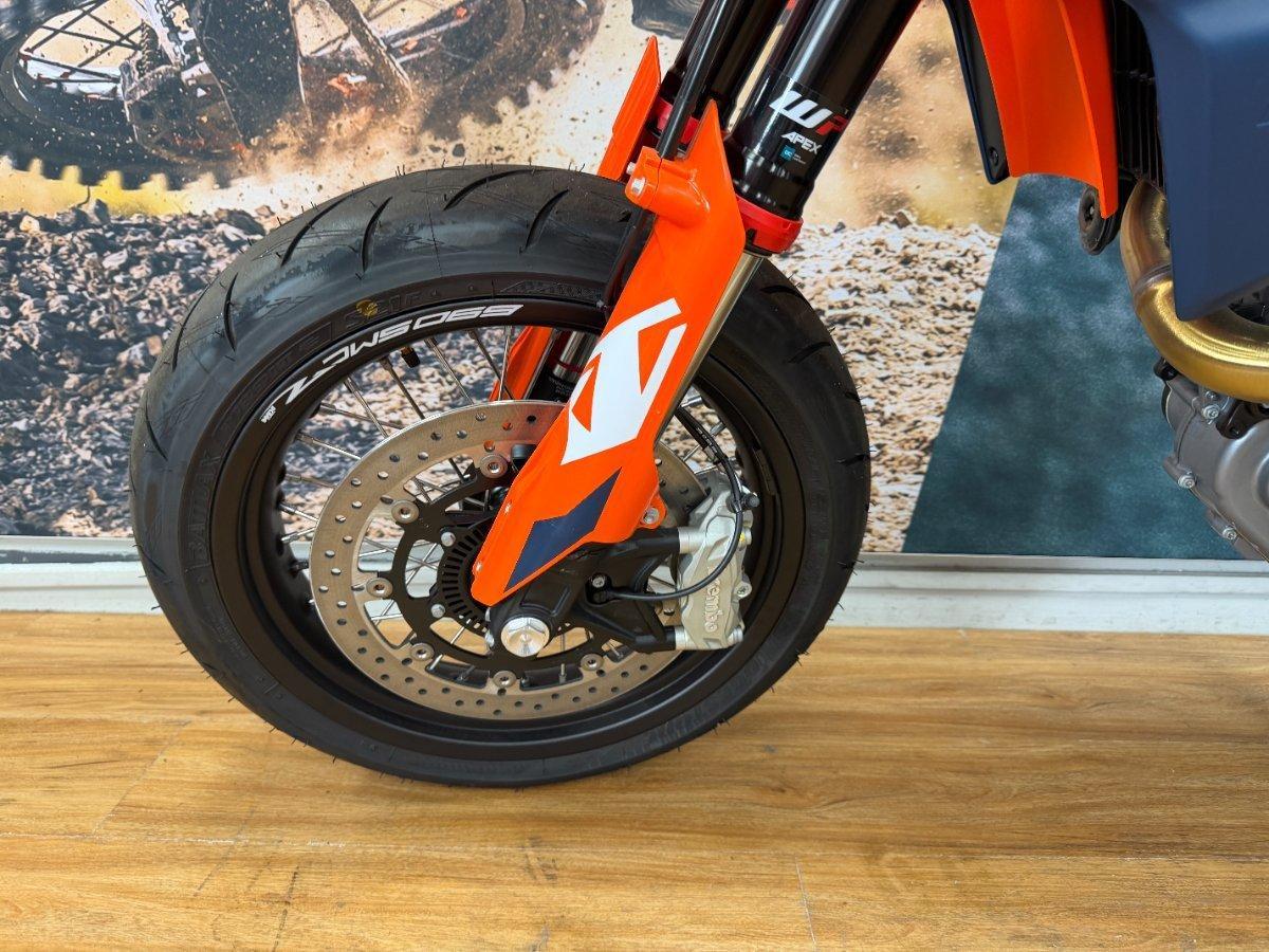 2024 KTM 690 SMC R SUPERMOTARD