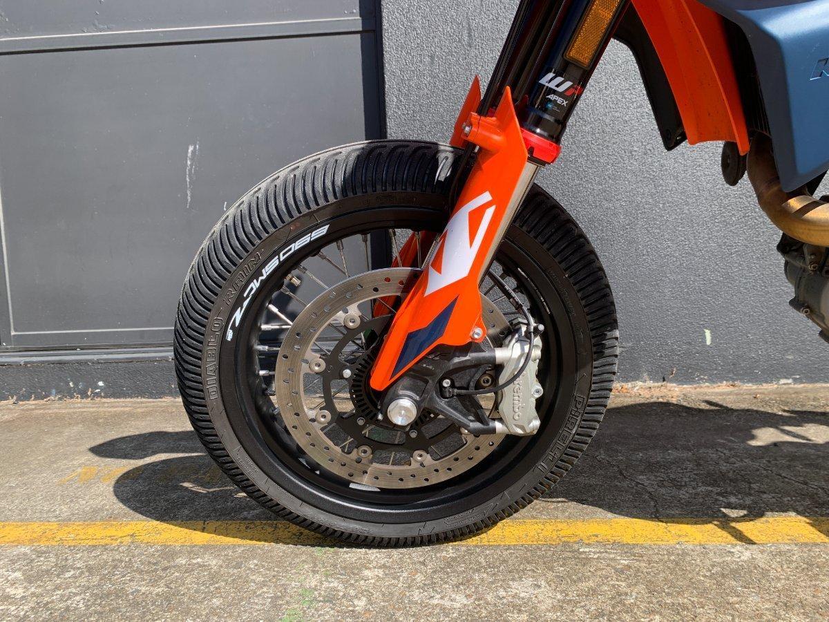 2024 KTM 690 SMC R SUPERMOTARD