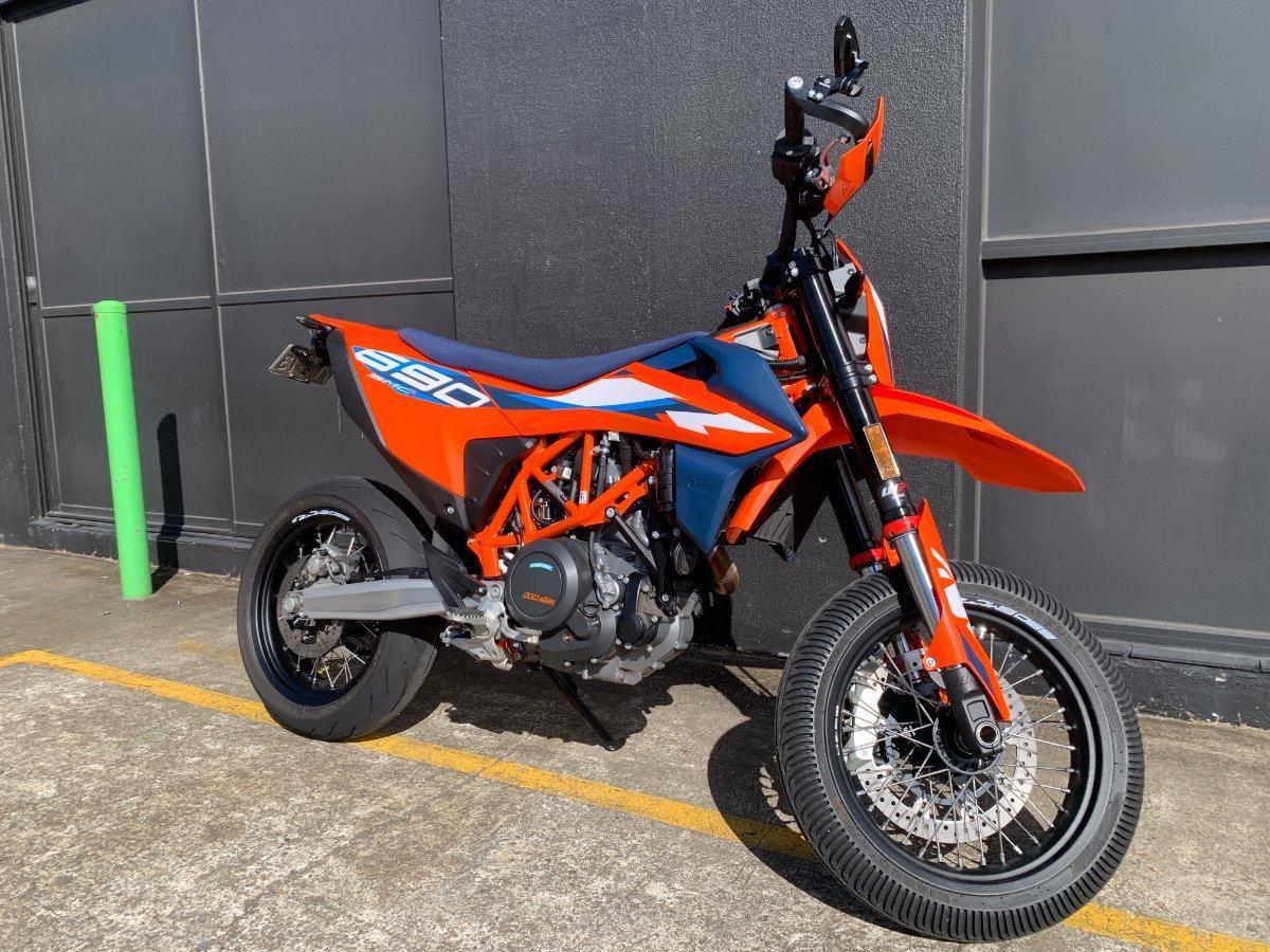 2024 KTM 690 SMC R SUPERMOTARD