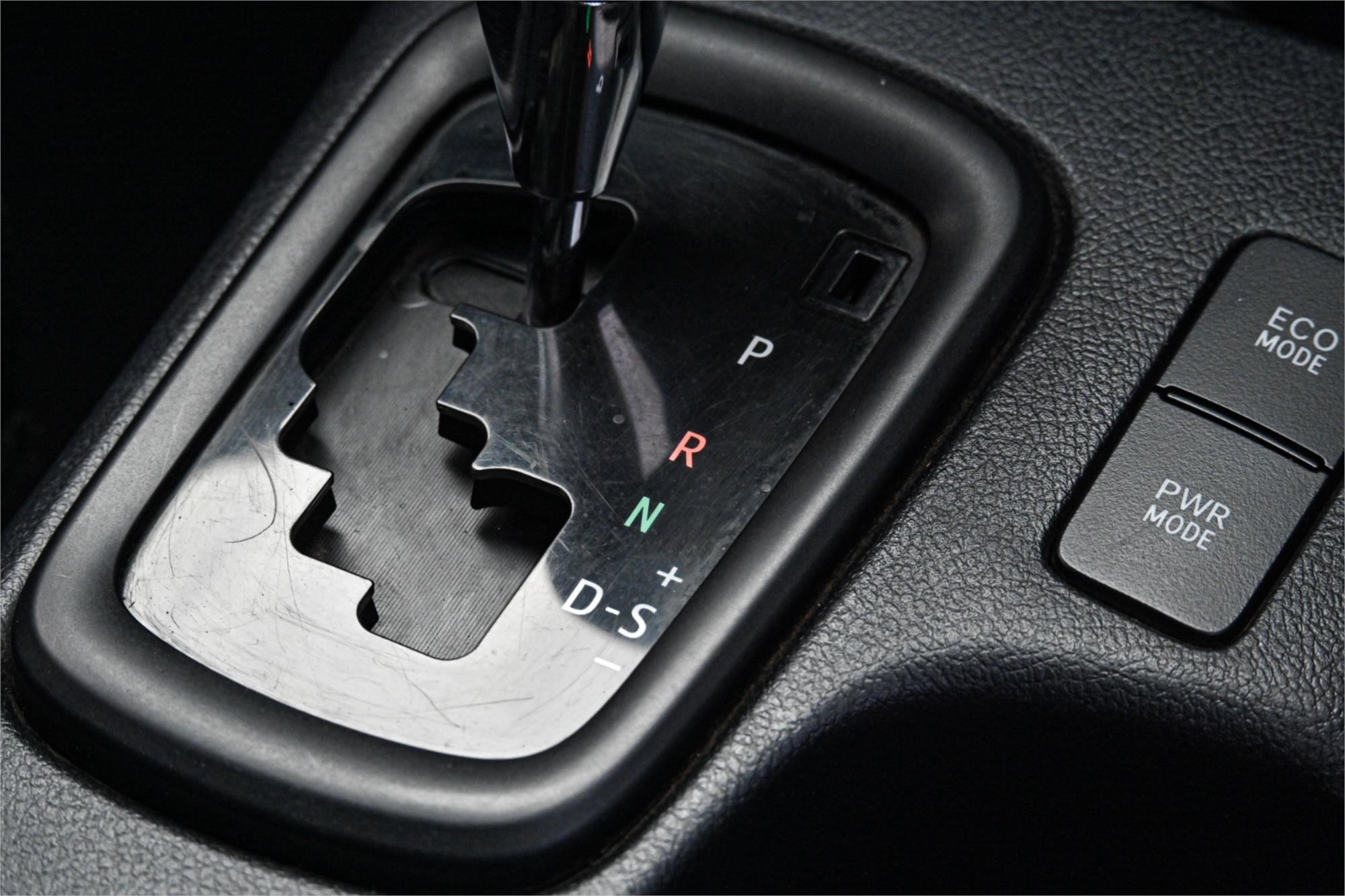 2015 TOYOTA HILUX GUN126R SR (4x4) 6 SP AUTOMATIC DUAL C/CHAS